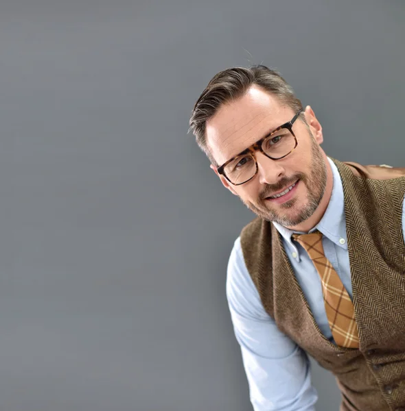 Hombre con gafas en pie — Foto de Stock