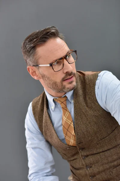 Hombre con gafas en pie — Foto de Stock