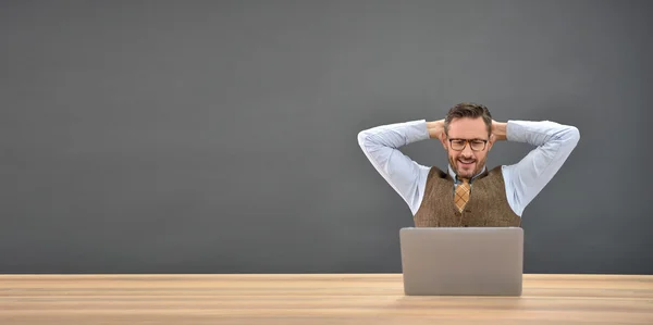 Hombre de negocios relajándose frente a la computadora portátil —  Fotos de Stock