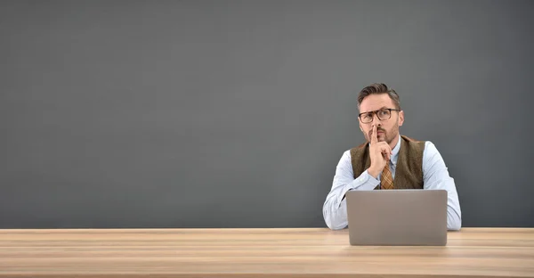 Man sitter med tankeväckande uttryck — Stockfoto