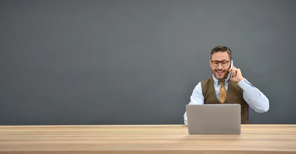 Empresário falando ao telefone — Fotografia de Stock