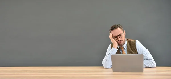 Man being bored in front of laptop — Stock Photo, Image