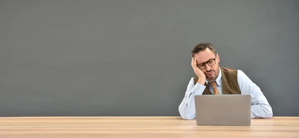 Hombre aburrido delante de la computadora portátil — Foto de Stock