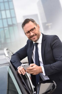Taksi şoförü araba ile ayakta
