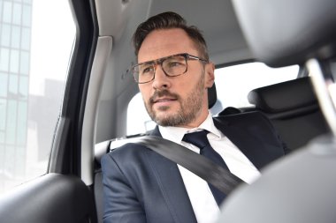 Taksi taksi arıyor işadamı