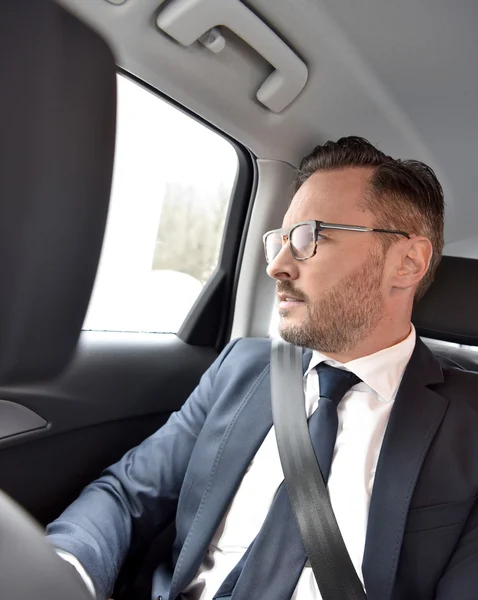 Hombre de negocios mirando a la ventana del coche —  Fotos de Stock