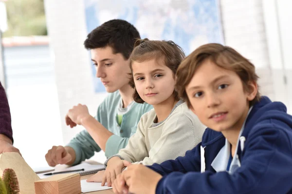 Escuela niños sentado — Foto de Stock