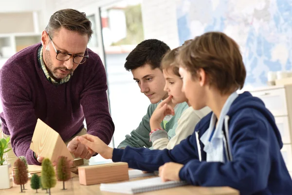 Professor em aula de ciências com alunos — Fotografia de Stock