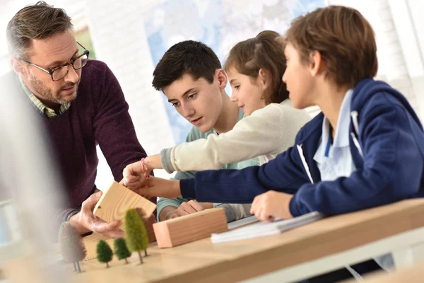 Professor em aula de ciências com alunos — Fotografia de Stock