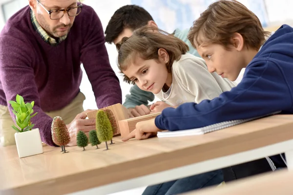 De leraar van de school met leerlingen — Stockfoto