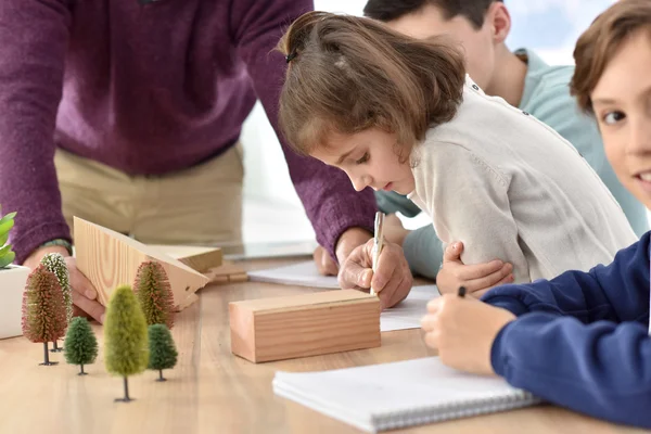 Kinderen in de klas luisteren naar leraar — Stockfoto