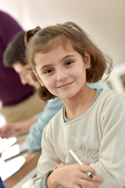 Sourire écolière en classe — Photo