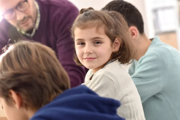 Sorridente ragazza della scuola in classe — Foto Stock