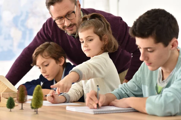 Alunos a tomar notas — Fotografia de Stock