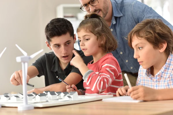 Aprendizaje de los alumnos de primaria — Foto de Stock