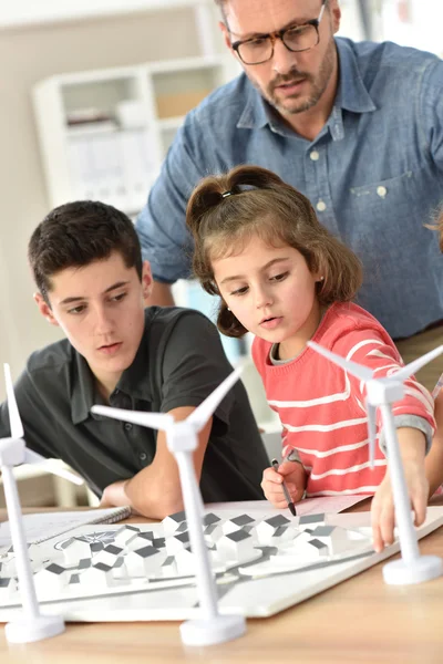 Pupils learning about renewable energy — Stock Photo, Image