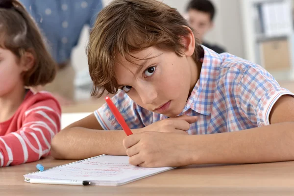 Schüler in der Klasse schreiben — Stockfoto