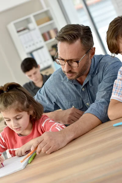 Insegnante aiutare studentessa — Foto Stock