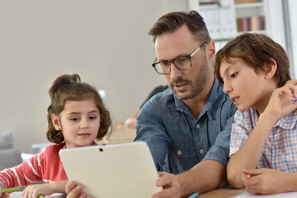 Teacher with students usingtablet — Stock Photo, Image