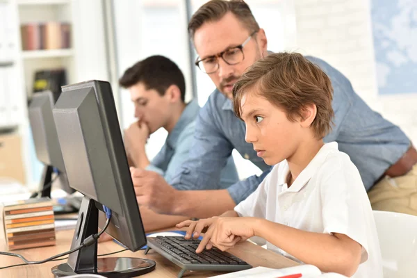 Teacher with kids in class — Stock Photo, Image