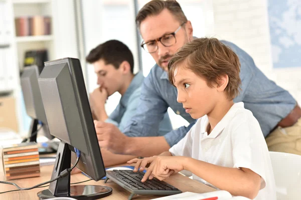 Lehrer mit Kindern im Unterricht — Stockfoto