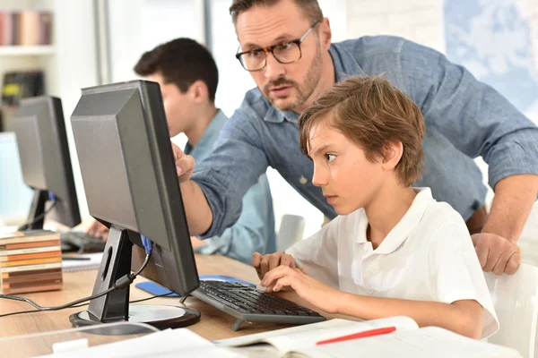 Leraar met kinderen op klasse — Stockfoto