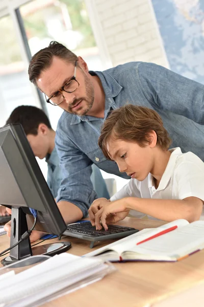 Docent op het computergebruik van klasse — Stockfoto