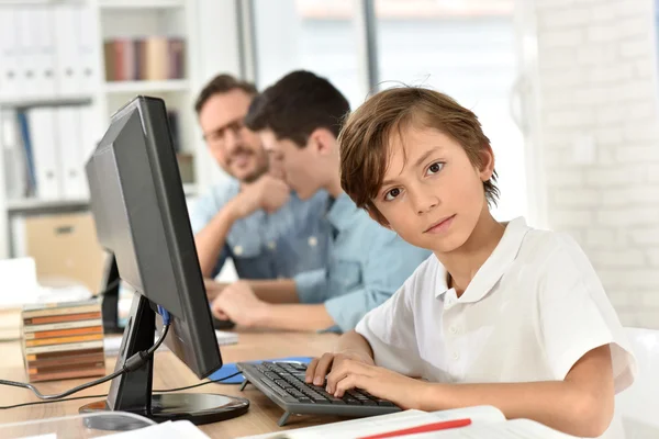 Écolier dans le laboratoire informatique — Photo