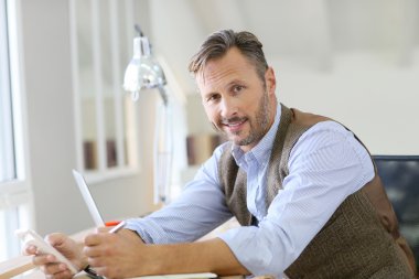 adam akıllı telefon kullanarak iş başında