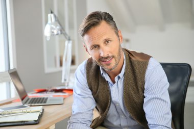 Ofiste oturan iş adamı