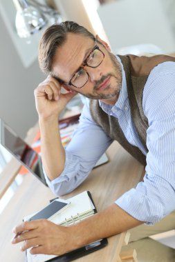 gözlük ofisinde oturan adam