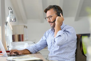İşadamı teleworking kulaklığı ile