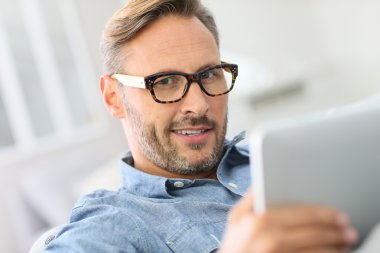 adam tablet ile kanepede rahatlatıcı