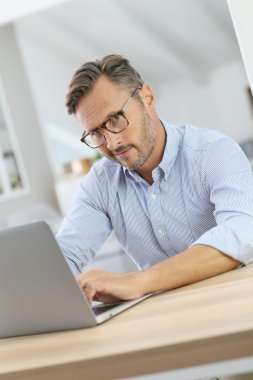 adam evde dizüstü bilgisayar kullanarak