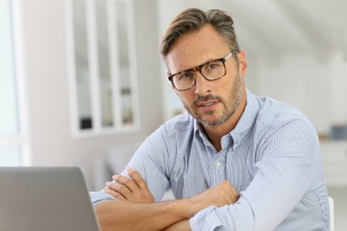 adam evde dizüstü bilgisayar kullanarak