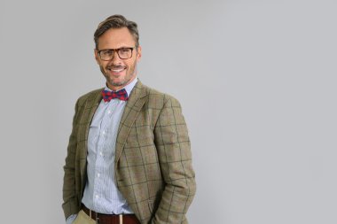 adam poz üzerinde gözlük ile