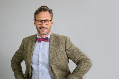 adam poz üzerinde gözlük ile