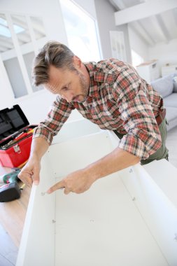 Mobilya parçaları montaj adam