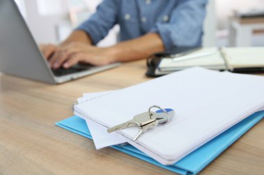 Evin anahtarları üstünde defter ayarla