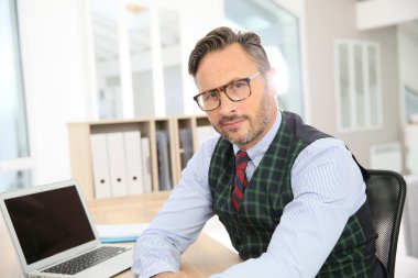 adam oturma gözlük ile