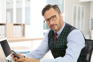 telefonu kullanan adam