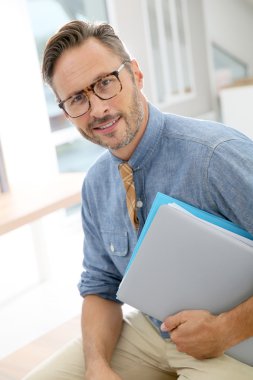 Glimlachende man zit in office