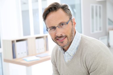 adam poz üzerinde gözlük ile