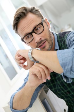 Akıllı izle kullanarak iş adamı