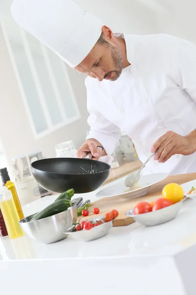Шеф-кухар готує на кухні — стокове фото