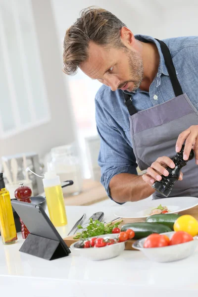 Adam mutfakta yemek pişirme — Stok fotoğraf