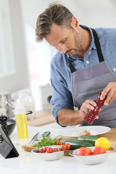 Homem na cozinha prato de cozinha — Fotografia de Stock