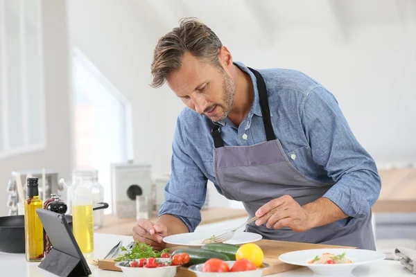 Homem na cozinha prato de cozinha — Fotografia de Stock