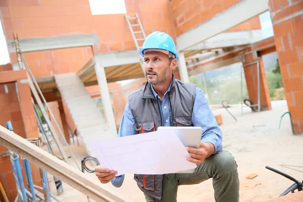 Manager überprüft Bauplan vor Ort — Stockfoto