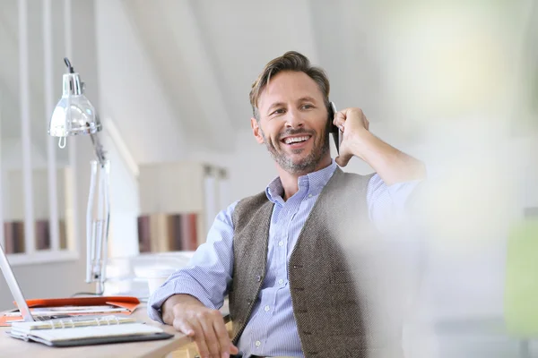 Empresário falando ao telefone — Fotografia de Stock